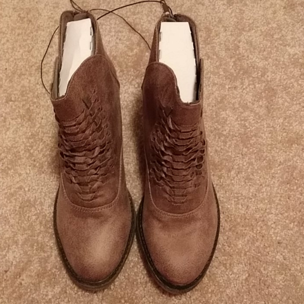 Shoe - Picture 2 of 8
